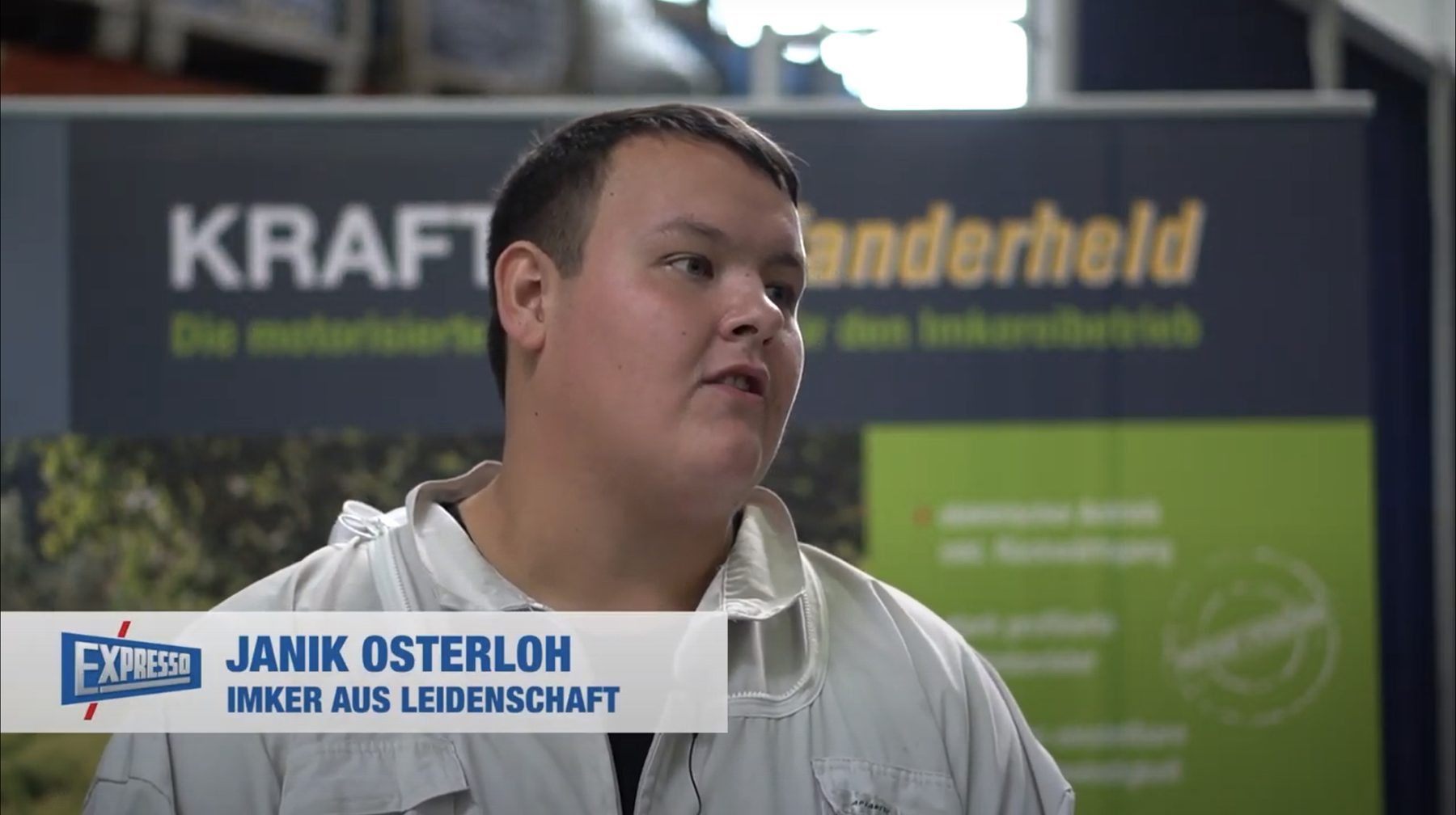 Interviewaufnahme aus einer Filmproduktion für EXPRESSO Deutschland mit eingeblendeter Namenszeile