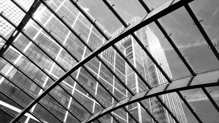 Glasdach einer modernen Halle von unten