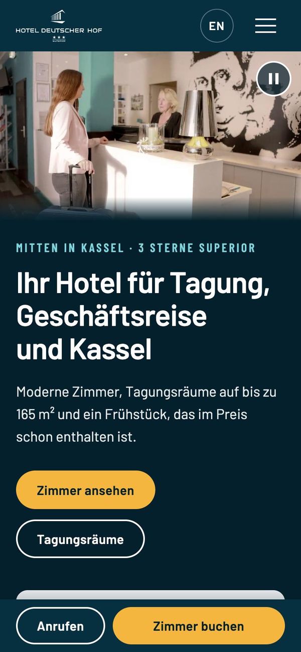 Dieselbe Startseite auf dem Smartphone, mit Knöpfen zum Anrufen und Zimmer buchen